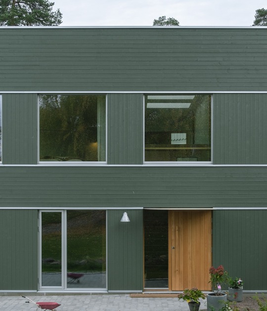 Habitar camuflándose. Casa en Nøtterøy por KOHT