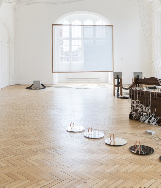 Yuko Mohri, «Flutter», 2018. Vista de la instalación, «Voluta», Camden Arts Centre, Londres, 2018. Cortesía de la artista. Foto: Damian Griffiths