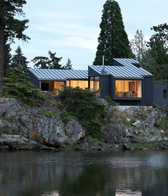 Casa en la orilla por Splyce. Fotografía por Ema Peter