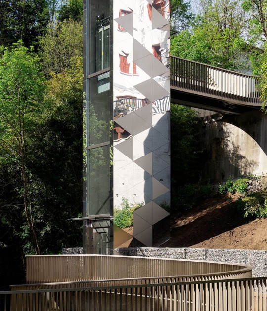 Elevator over a stream by Barru Arkitektura. Photograph by Jorge Allende