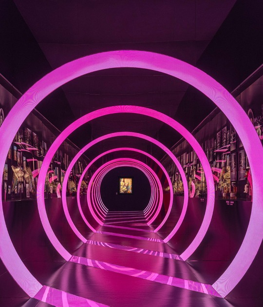 «Miss Dior: Historias de una Miss» por OMA/ Shohei Shigematsu. Fotografía por Boris Shiu. Cortesía por OMA, Dior