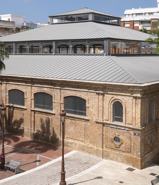 Rehabilitación del antiguo Mercado de Santa Fe por Paco Marqués, Luis Rubio. Fotografía por Fernando Alda