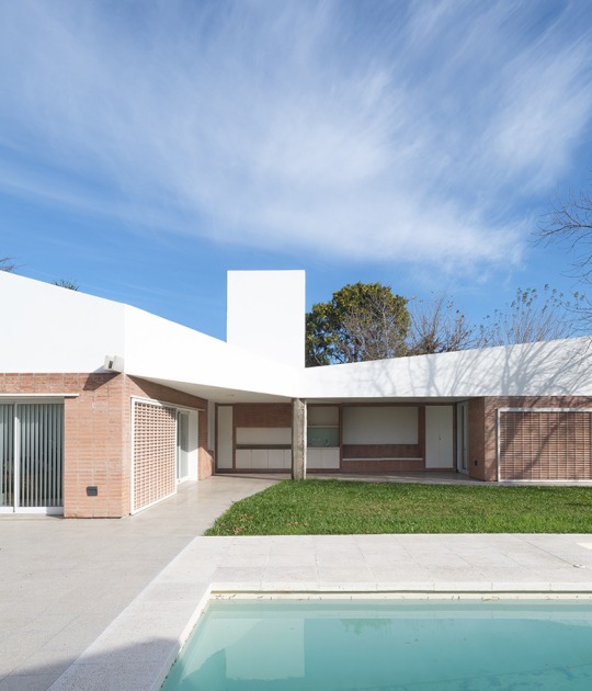 Reforma y ampliación de una casa de fin de semana por Estudio qo + TAF. Fotografía por Javier Agustín Rojas