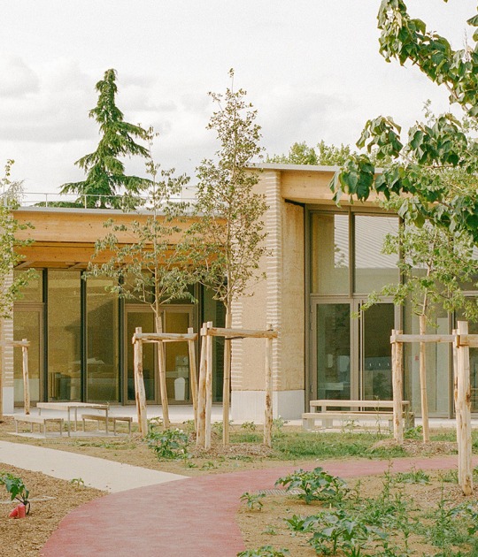Centro Infantil y Deportivo Parc des Loges por Hemaa Architectes. Fotografía por Charles Bouchaid