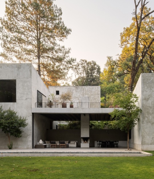 Casa en Avándaro por Ignacio Urquiza y Ana Paula de Alba. Fotografía por Rafael Gamo