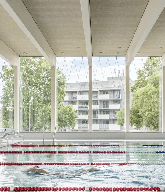 Piscina pública Großfeldsiedlung por Illiz Architektur. Fotografía por Hertha Hurnaus