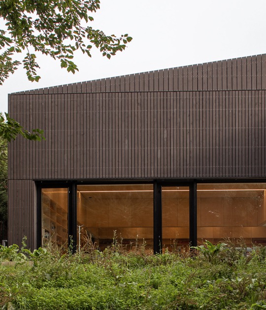 Centro Cultural Pont-Scorff por AGA Architectes Associés. Fotografía por Gaëtan Chevier