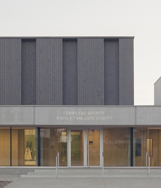 Complejo Deportivo Katia & Maurice Krafft por RHB architectes. Fotografía por Guillaume Porche