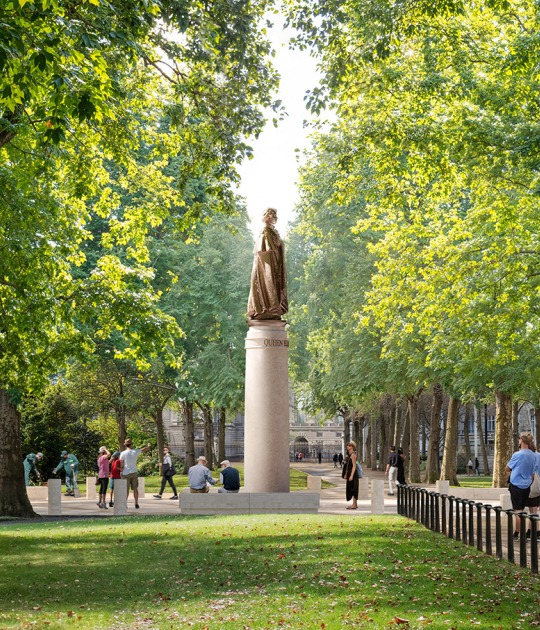 Estatua de la Reina en el Monumento a la Reina Isabel, por Foster + Partners y equipo