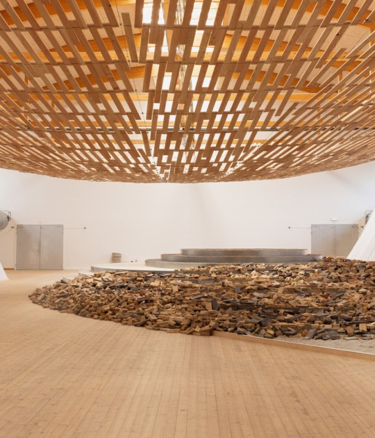 Earth | Tree por Kengo Kuma/KKAA. Vista de la instalación en Copenhagen Contemporary 2026. Fotografía cortesía de Dinesen