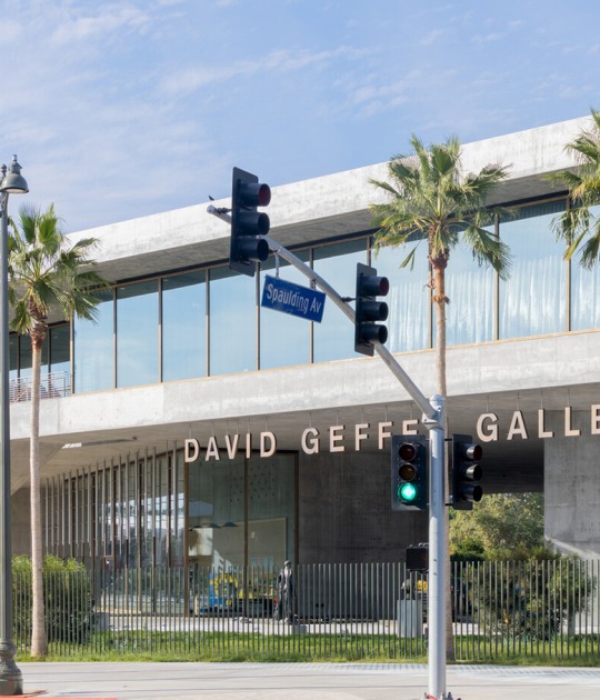 Vista exterior hacia el noroeste desde Wilshire Boulevard, Galerías David Geffen en LACMA. Fotografía por Iwan Baan, cortesía de Museum Associates/LACMA