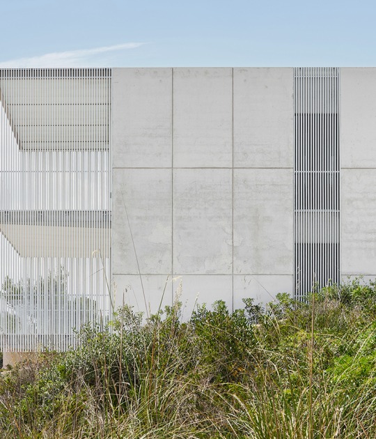 Casa de acero por Nomo Studio. Fotografía por Adrià Goula