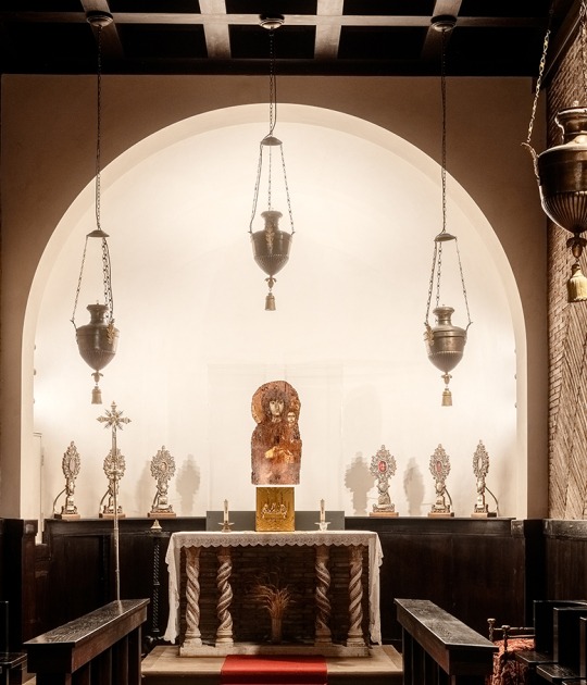 El Coro Bizantino – Capilla del Icono Bizantino de Santa María ad Martyres. Panteón – Micro-arquitecturas para la Arqueología por STARTT. Fotografía por Alessandro Penso