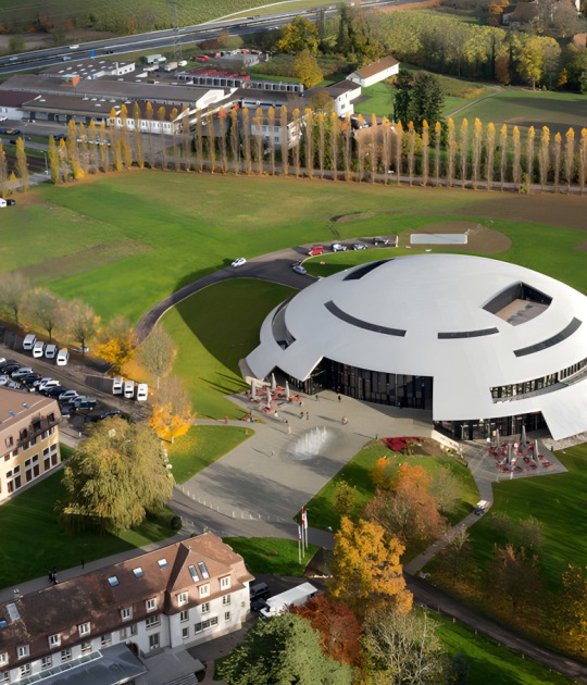 Vista aérea del campus. Le Rosey Concert Hall por Bernard Tschumi. Fotografía por Iwan baan