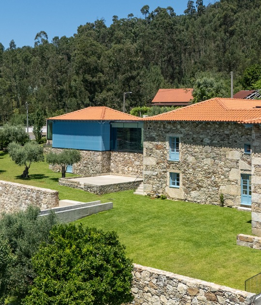 Hotel de la casa de los cerezos por Tiago do Vale Arquitectos. Fotografía por João Morgado