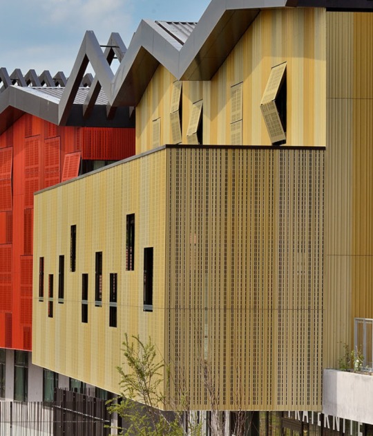 Instituto y gimnasio J. Lurçat, por Mikou Studio. Fotografía por Florian Kleinefenn