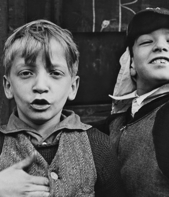 Helen Levitt, N.Y., ca. 1940. Courtesy of Film Documents LLC, via Zander Galerie