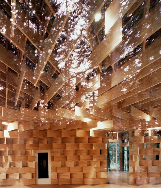 Pila de leña. Kengo Kuma – El flujo de las líneas a través de la mirada de Erieta Attali. Fotografía por Erieta Attali
