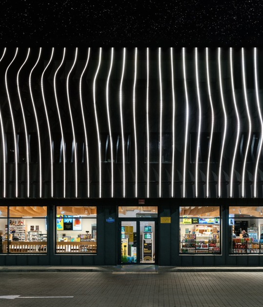 Estación de Servicio KLO por Aranchii Architects. Fotografía por Alik Usik