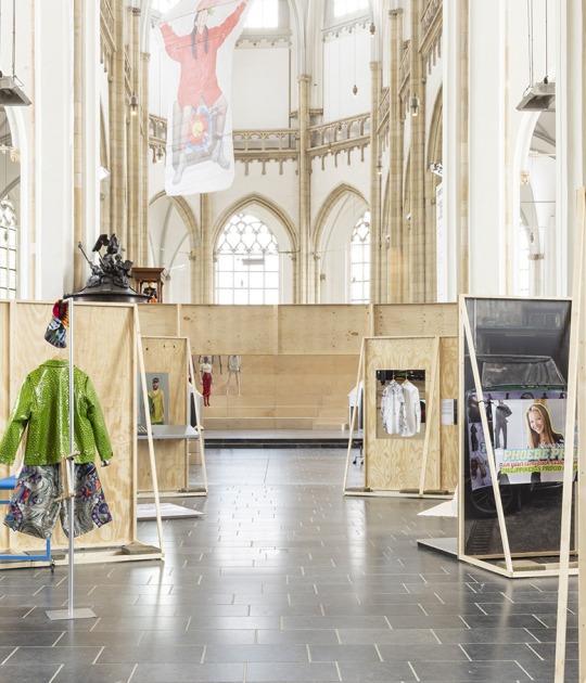 Bienal «State of Fashion: Available to Promise» por OMA. Fotografía por Eva Broekema