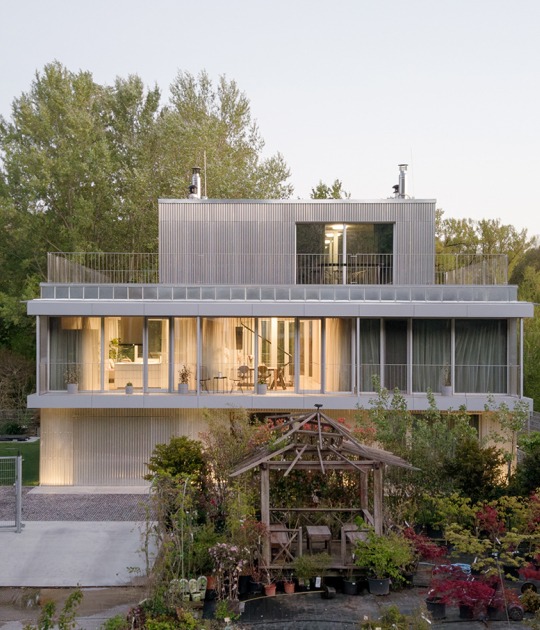 Vivienda unifamiliar junto a un ramal del Danubio por Čechvala architects. Fotografía por Alex Shoots Buildings
