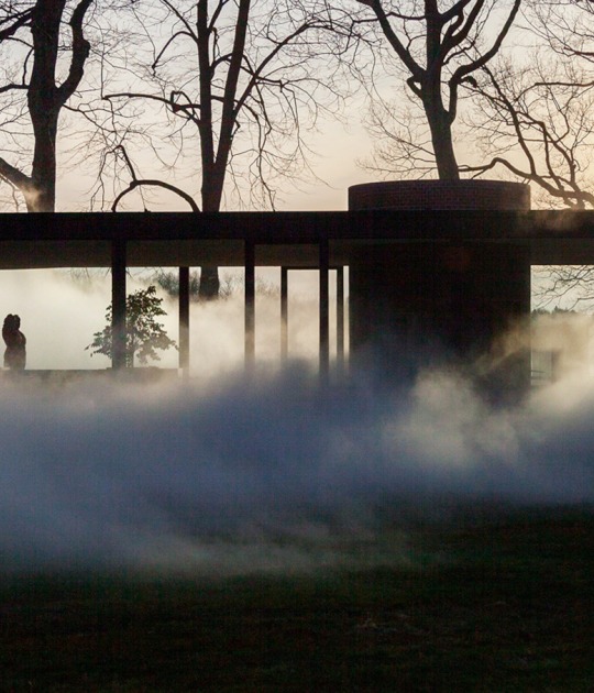 Veil por Fujiko Nakaya en la Casa de Cristal, imagen cortesía de Glass House. Fotografía por Richard Barnes, 2014