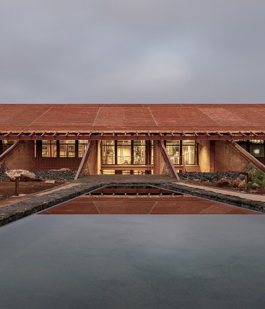 Nave de envasado y oficinas para Clase Azul por ATELIER ARS. Fotografía por César Béjar 
