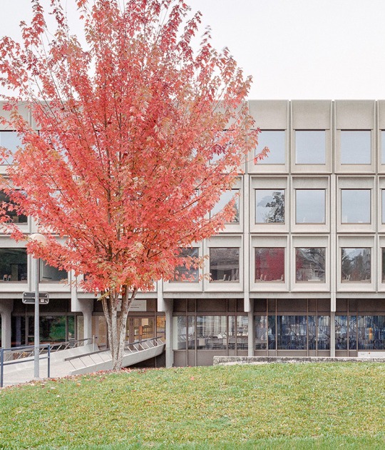 Vertical extension and renovation of Collège Rousseau by Burckhardt Architecture. Photography by Olivier Di Giambattista