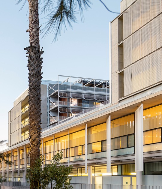 Rehabilitación y ampliación del Hospital del Mar por Brullet-De Luna Arquitectes y PINEARQ. Fotografía de Simón García