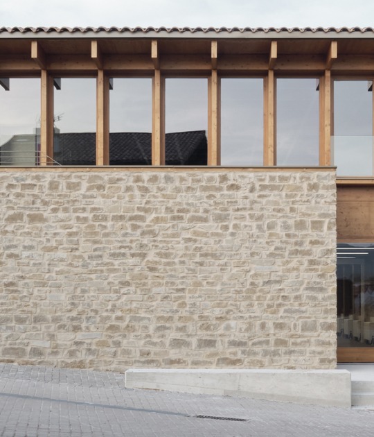 Multi-purpose building by Araiz Floristán Arquitectos. Photograph by Ondarraitz