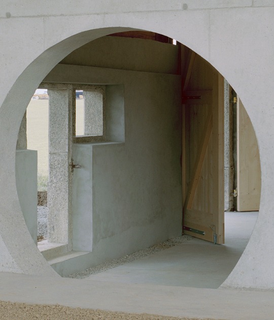 La Granja Invertida por Bard Yersin Architectes. Fotografía por Willem Pab