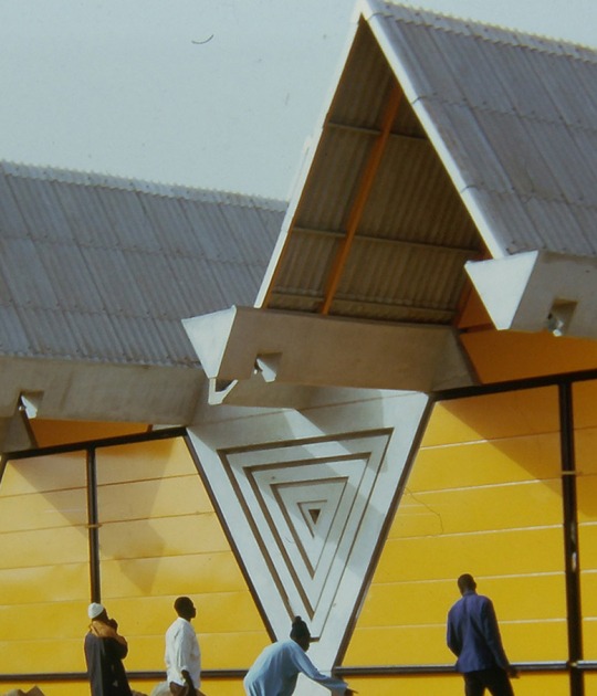 Centro Internacional del Comercio Exterior de Sénégal (CICES), Dakar, Senegal. 1971–74. Jean-François Lamoureux (n. 1943) y Jean Louis Marin (n. 1943). 1974. Fotografía de Michel Fegyveres