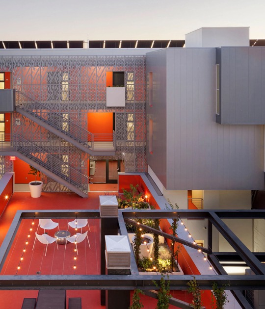 28th Street Apartments. Koning Eizenberg. Fotografía por Eric Staudenmaier Photography. Cortesía de Koning Eizenberg