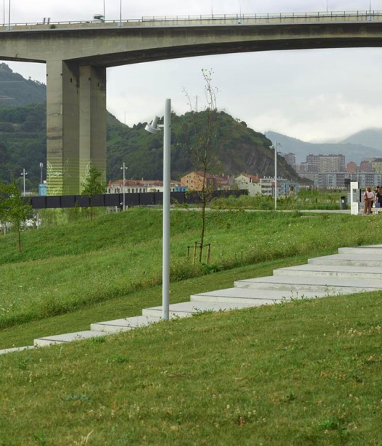 Parque Zamalanda de la Ribera del Nervión por Burgos & Garrido Arquitectos. Fotografía por Roland Halbe