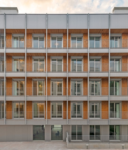 4 edificios de 74 viviendas sociales en Valdecorvos por Díaz y Díaz Arquitectos. Fotografía por Héctor Santos-Díez