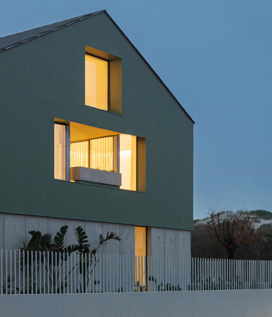 Casa Verde by M2 Senos Arquitectos. Photograph by Ivo Tavares Studio 