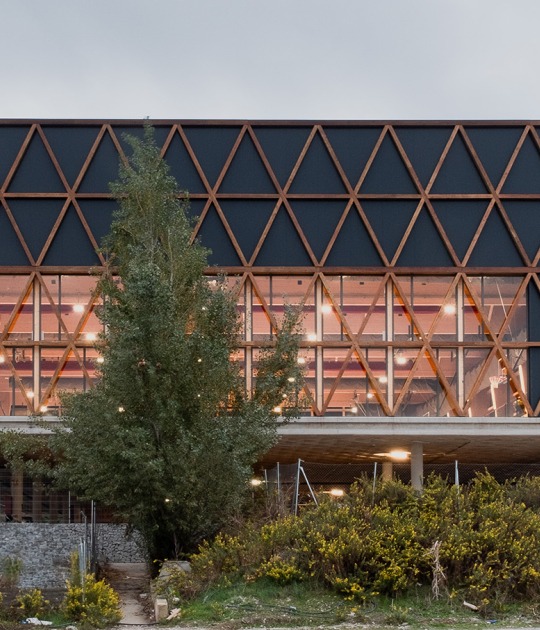 Renovation and expansion of the Ideo School by MH10. Photograph by Manuel Andrade 