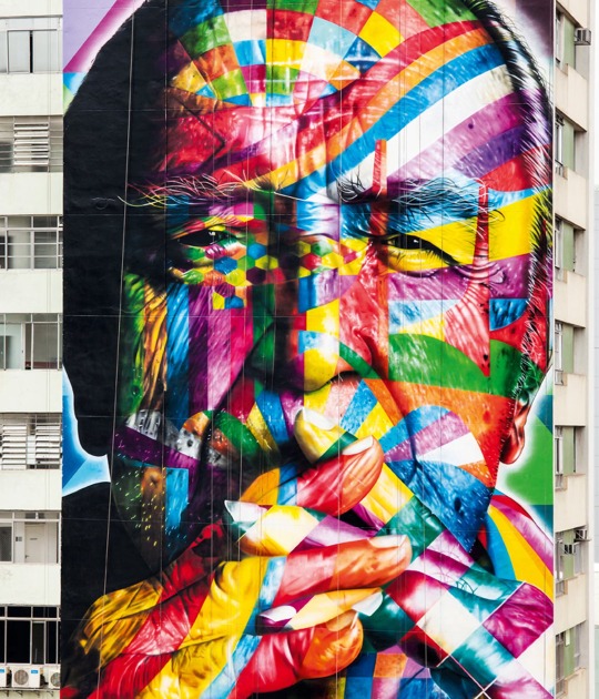 Oscar Niemeyer on scaffolds in the AV. Paulista. Mural Niemeyer by Eduardo Kobra. Photography by  Eduardo Kobra.