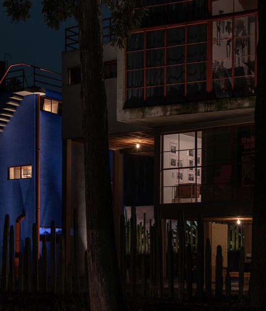 Una visión nocturna del Museo Casa Estudio Diego Rivera y Frida Kahlo. Fotografía por Jacobo Monsalve