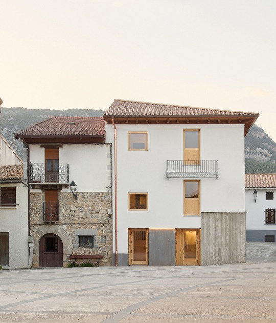 Hotel in Sigüés by Sebastián Arquitectos. Photograph by Iñaki Bergera 