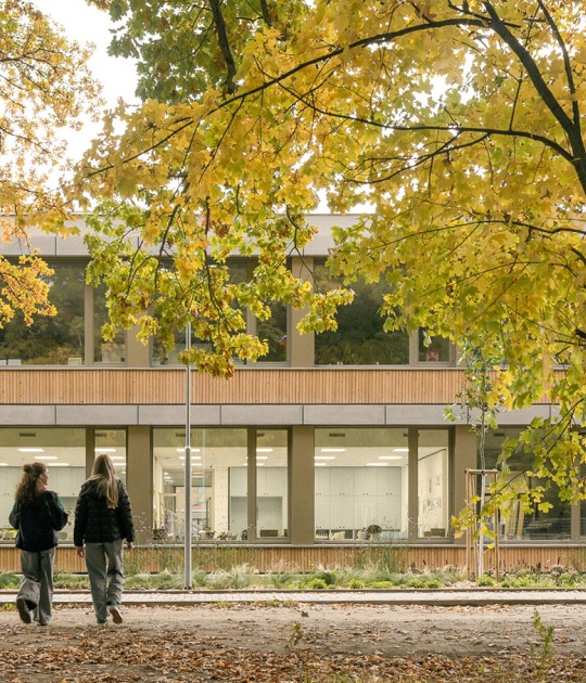 Escuela Primaria LOŠBATES por Pelletier de Fontenay + SOA architects. Fotografía por Alex Shoots Buildings