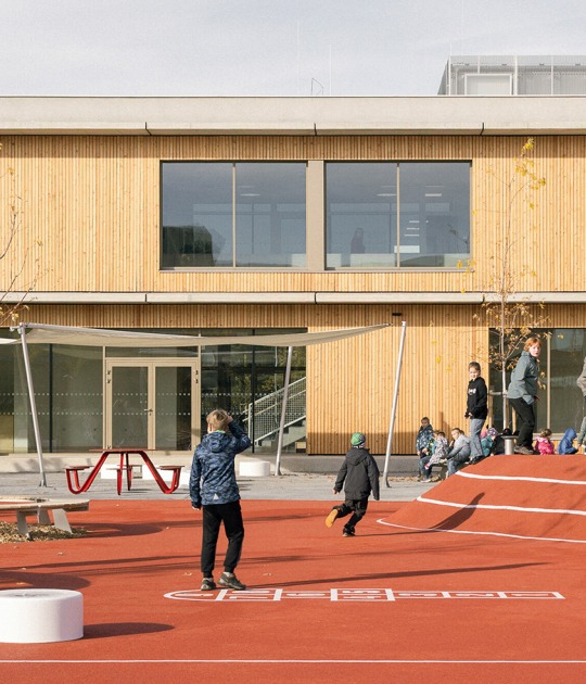 Escuela Primaria LOŠBATES por Pelletier de Fontenay + SOA architects. Fotografía por Alex Shoots Buildings