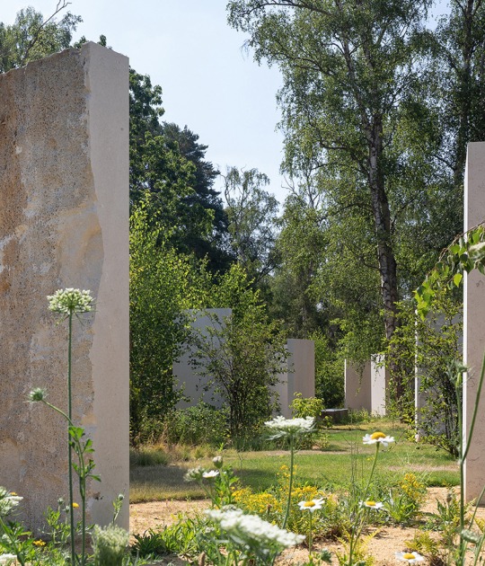 Monumento conmemorativo en el cementerio Brookwood por Studio Wignall & Moore. Fotografía por Agnese Sanvito