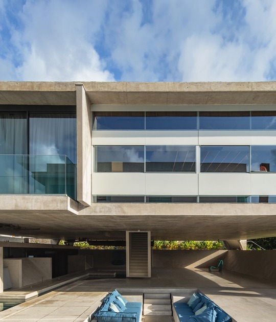 HAVEBLUE House by Yuri Vital Arquiteto. Photograph by Nelson Kon