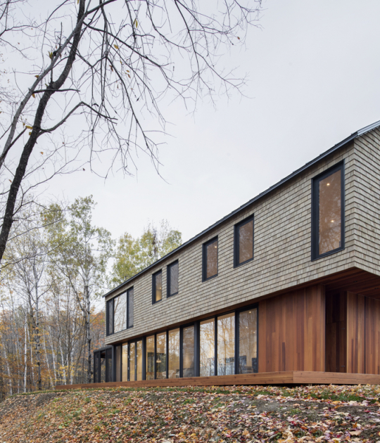 Overview exterior. KL House by Bourgeois/Lechasseur Architectes. Photography © Adrien Williams