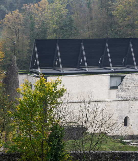 Cubriendo los restos de la iglesia de San Juan Bautista en la Cartuja de Žiče por Medprostor. Fotografía por Tadej Bolta