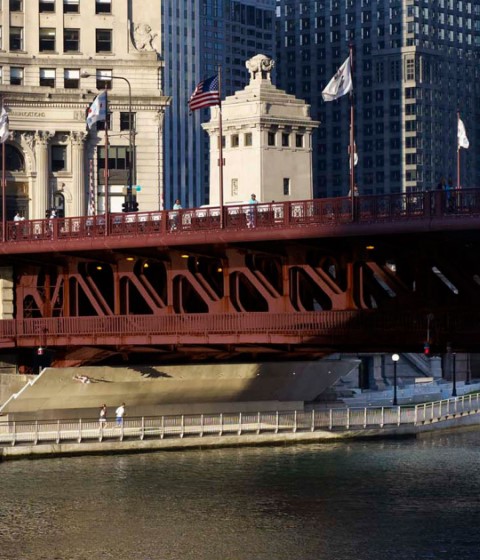 Remodelación de la Ribera del Río Chicago por Chicago Department of Transportation, Ross Barney Architects. Collaborative Partners.- Sasaki Associates, Jacobs Ryan Associates, Alfred Benesch & Company. Fotografía © Kate Joyce Studios