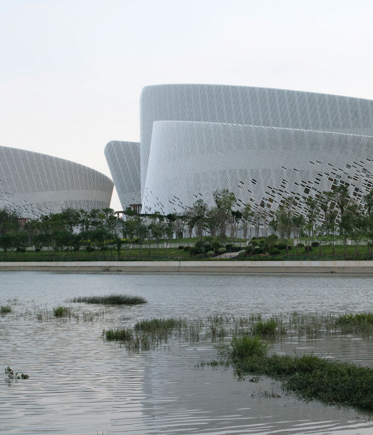 Centro de Arte y Cultura del Estrecho de Fuzhou por PES-Architects. Fotografía por Marc Goodwin