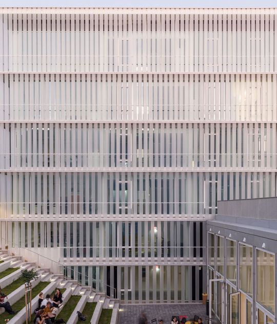 MOME campus por 3h architects. Fotografía por Balazs Danyi