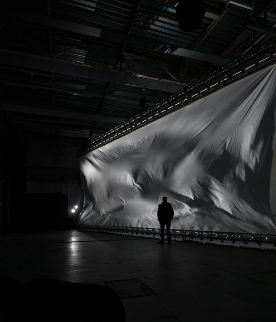 64 ventiladores, 98m² polietileno, grosor 0,08mm por Zimoun. Fotografía © Studio Zimoun